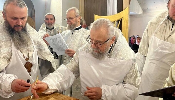 Освящение престола в церкви поселка Погребище. Фото: Белоцерковская епархия