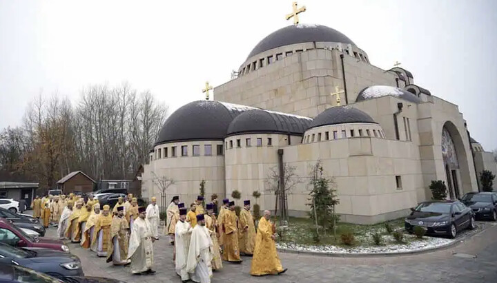 Хресний хід навколо храму Святої Софії у Варшаві. Фото: orthodox.pl