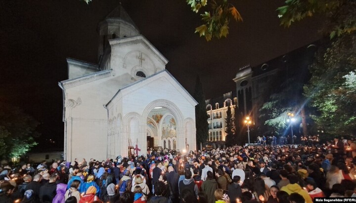 Собор святого Георгія в центрі Тбілісі оточений протестувальниками. Фото: RFE/RL