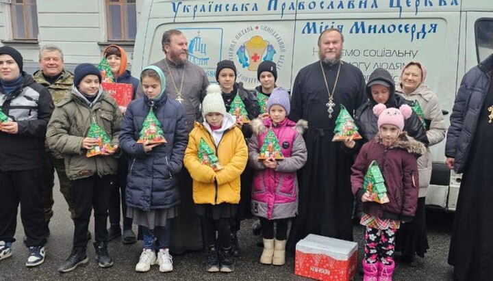 Діти з подарунками від Київської єпархії. Фото: прес-служба УПЦ