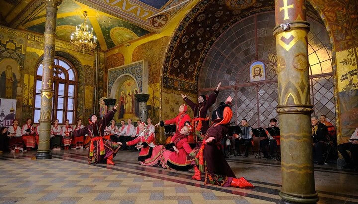 Ансамбль пісні і танцю виступив у Трапезному храмі Лаври