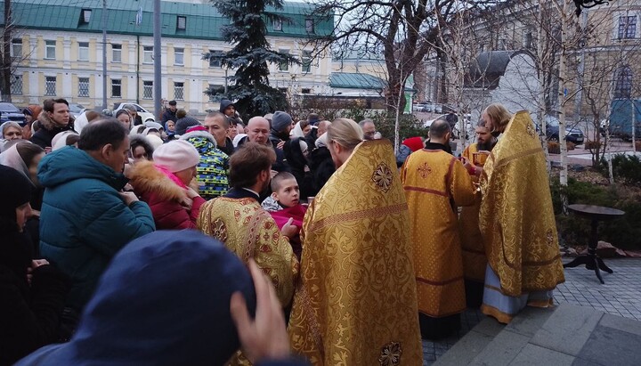 Парафіяни УПЦ причащаються біля Лаври на вулиці. Фото: ТГ «Фортеця Лавра»