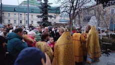 На Літургії біля Лаври причащали на вулиці через велику кількість парафіян