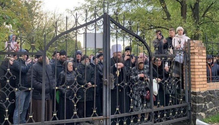 Верующие УПЦ Черкасс возле ограды своего собора, захваченного ПЦУ. Фото: focus.ua