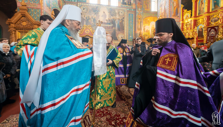 Блаженніший Митрополит Онуфрій вручає жезло єпископу Баришевському Філарету. Фото: УПЦ