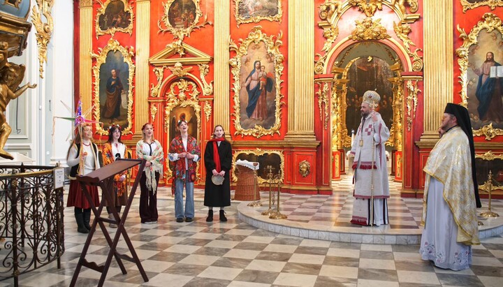 Экзарх Константинопольского патриархата, епископ Михаил Команский совершил Рождественскую литургию 7 января в Андреевском храме Киева. Фото: Фейсбук