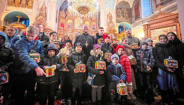 Волонтеры Социального отдела УПЦ передали подарки семьям и поздравляли с Рождеством. Фото: t.me/blago_church_ua