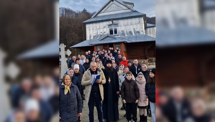 Парафіяни Василівського храму УПЦ у селі Підзахаричі. Фото: фб-сторінка парафії