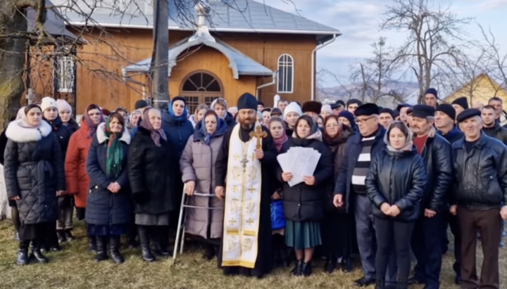 Громада Миколаївського храму УПЦ у Верхніх Станівцях. Фото: фб-сторінка Інни Пінюк