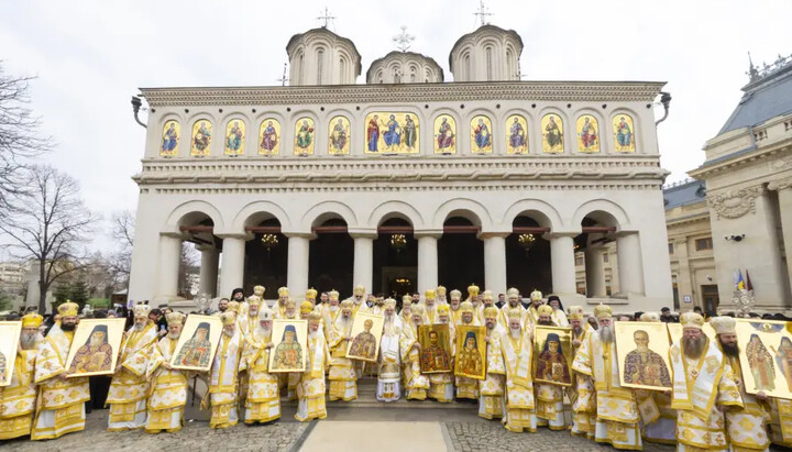 Румынские иерархи с иконами новых святых. Фото: сайт Румынского Патриархата