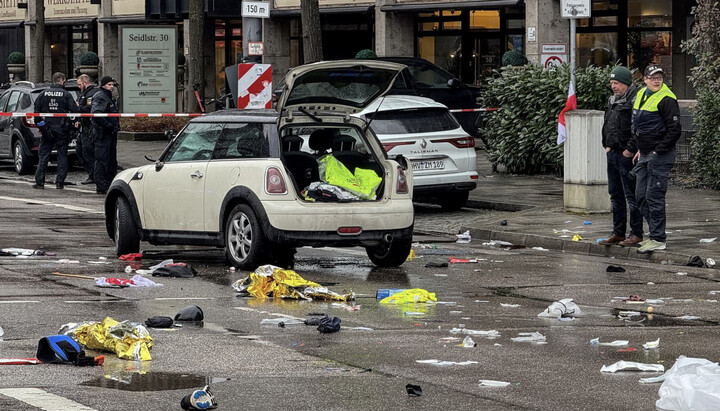 Автомобиль, на котором террорист въехал в толпу в Мюнхене. Фото: theguardian.com