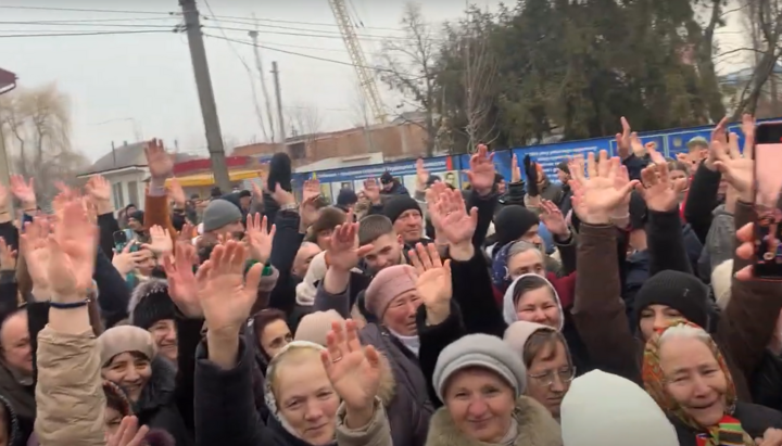 Parishioners of the UOC Protection Church in the town of Hlyboka voting for loyalty to their Church. Photo: Screenshot from the video by the Chernivtsi Diocese