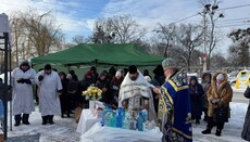 On Candlemas, UOC believers pray near the church seized by OCU in Vyshhorod