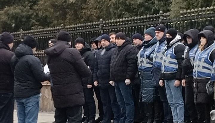 Police at the UOC Cathedral in Chernivtsi. Photo: Pershyi Kozatskyi