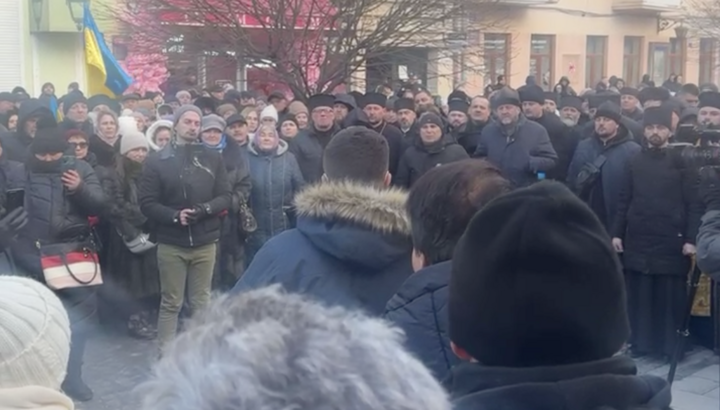 Fake meeting in Chernivtsi for the transfer of three UOC churches at once. Photo: Facebook Centrul Media BucPress Cernăuți