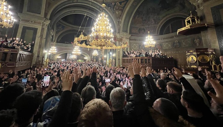 Voting at the Holy Spirit Cathedral of the UOC in Chernivtsi. Photo: diocesan press service