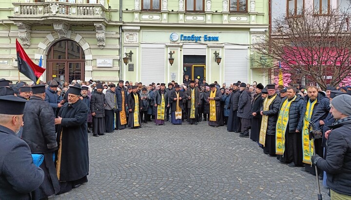 Зборище під парканом кафедрального собору УПЦ у Чернівцях. Фото: сайт ПЦУ