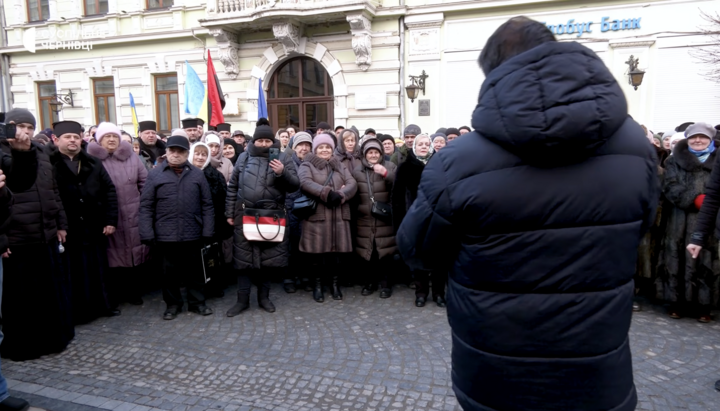 Собрание неизвестнвх под забором кафедрального собора УПЦ в Черновцах. Фото: Суспільне