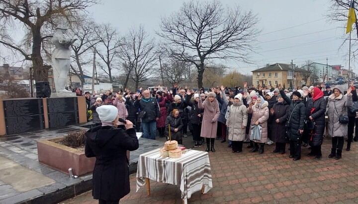 Неизвестные люди голосуют за перевод приходов УПЦ в ПЦУ в поселке Кельменцы. Фото: ПЦУ