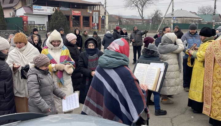 Прихожане Корсунь-Шевченковского у своего храма. Фото: t.me/dozor_kozak1