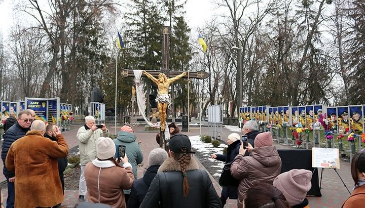 Статуя Христа, созданная из российских боеприпасов, покрыта золотом и весит около тонны. Фото: сайт Богодуховского районного совета