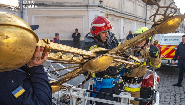 The cross on the dome of the Church of All Saints in Kyiv-Pechersk Lavra has collapsed. Photo: SES