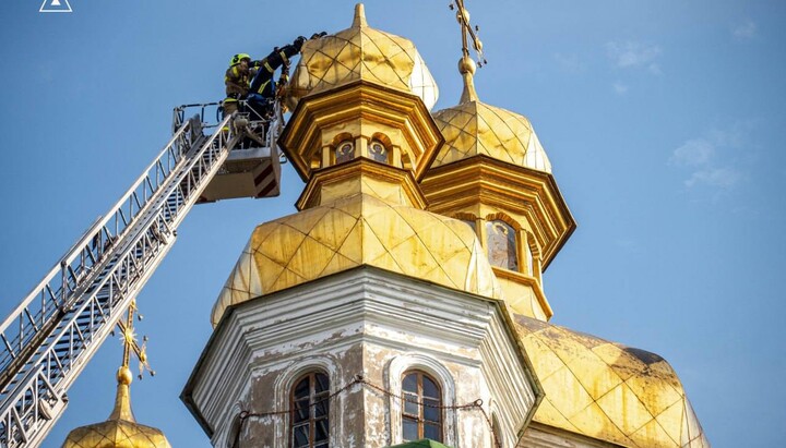 Облізлі стіни Всесвятського «мазепинського» храму в лаврі. Фото: ДСНС