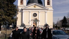 Over 4,000 believers hold a procession around UOC Cathedral in Chernivtsi