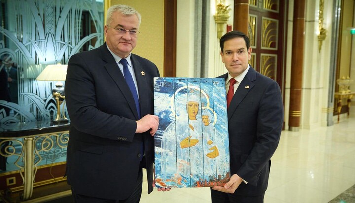 Sybiha presents Rubio with an Icon of the Mother of God. Photo: Sybiha's Facebook