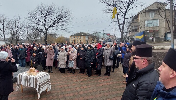 Мошенническое собрание ПЦУ в Кельменцах. Фото: ПЦУ