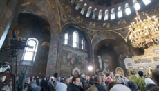 Dumenko hands out roses to women in the Refectory Church of Kyiv Lavra