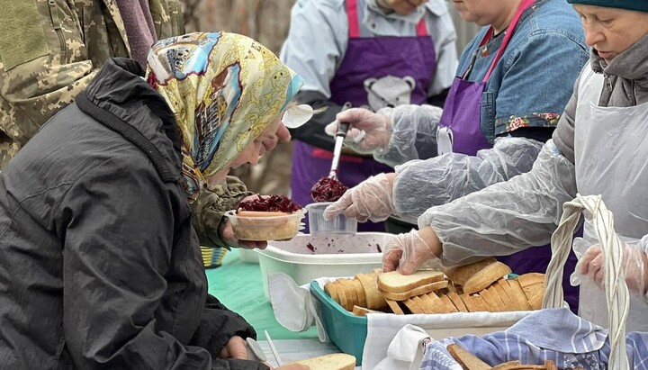 У столичному храмі на честь Трьох святителів годують нужденних. Фото: Соцвідділ УПЦ