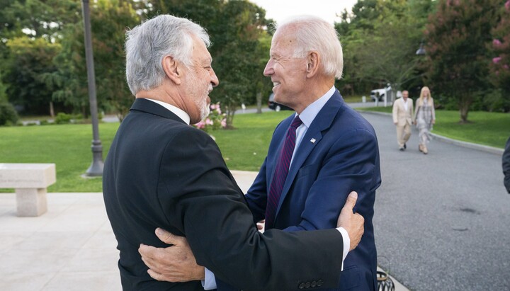 Priest Alex Karloutsos (left) and Joe Biden. Photo: greekherald