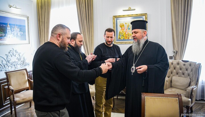 Dumenko handing out gifts to guests from Khmelnytskyi. Photo: OCU website