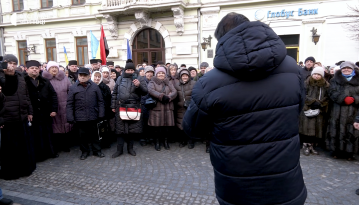 Неизвестные лица голосуют за перевод собора УПЦ в Черновцах в ПЦУ. Фото: Суспильне