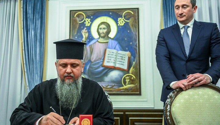 Чернишов чекає, поки Думенко підпише йому сертифікат для медалі. Фото: ПЦУ