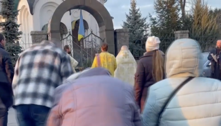 Prayer at the gates of the church in Korsun-Shevchenkivskyi. Photo: Dozor