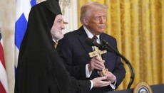 Hierarch of Constantinople presents cross to Trump at the White House