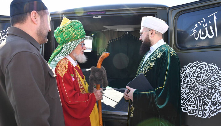 Muftis discuss a mobile mosque inside a 'Bukhanka' van. Photo: tatarstan.ru