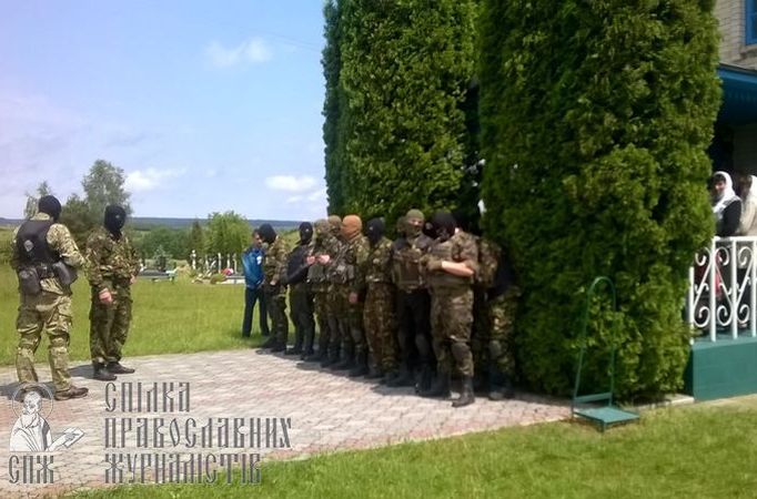 В Колосовой неизвестные в камуфляже и балаклавах захватили храм