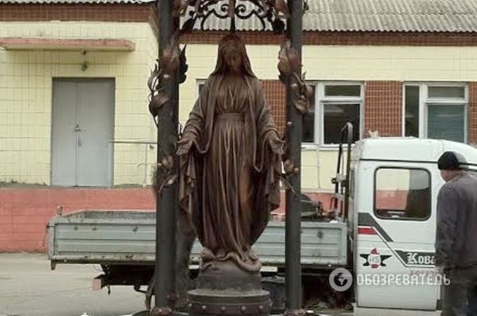 В Киеве вандалы повредили статую Богородицы