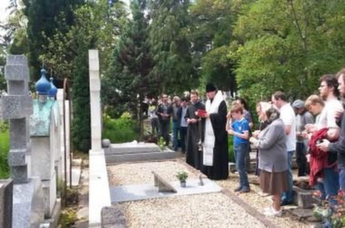 Orthodox youth maintains graves at the Russian cemetery near Paris