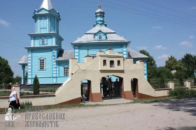 Захват храма в Дулибах: «филаретовцы» били и молодых, и старых