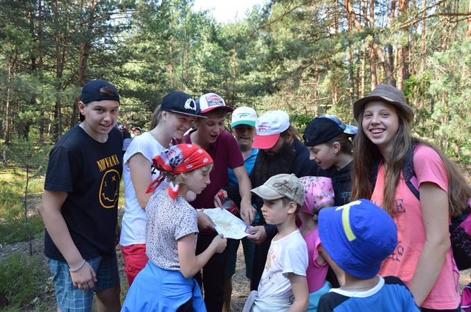 В православних таборах УПЦ діти відпочивають з молитвою і співом, та ходять в турпоходи