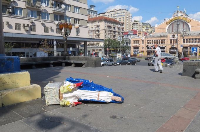 Статуя Богородиці не встояла на постаменті пам'ятника Леніну в Києві