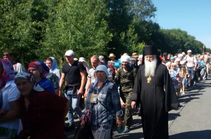 Крестный ход с запада движется по Ровенской епархии, а с востока – по Полтавской области