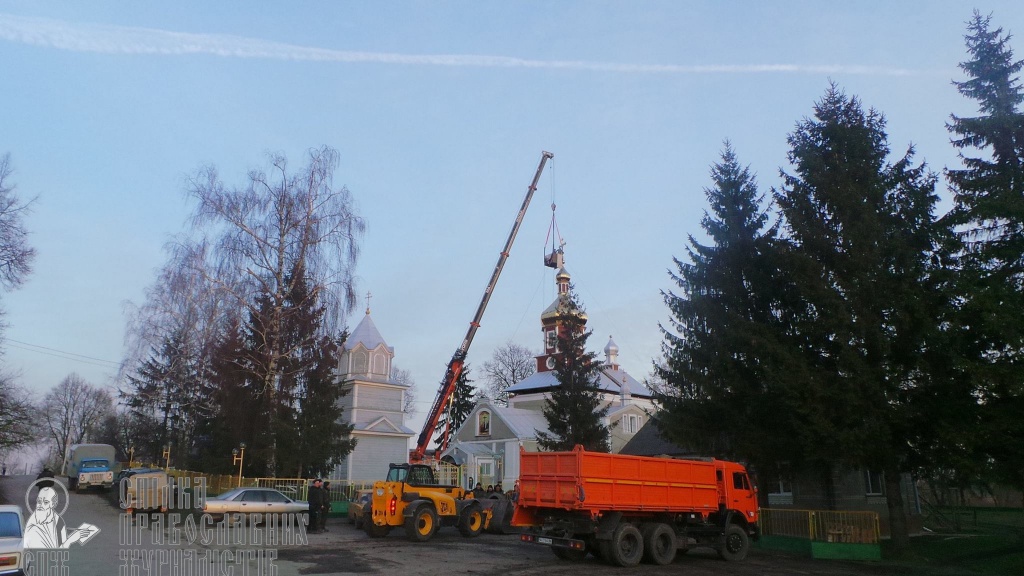 В Угринові купол із храму викинули на смітник. Що рейдери підготували храму в Грибовиці? фото 3