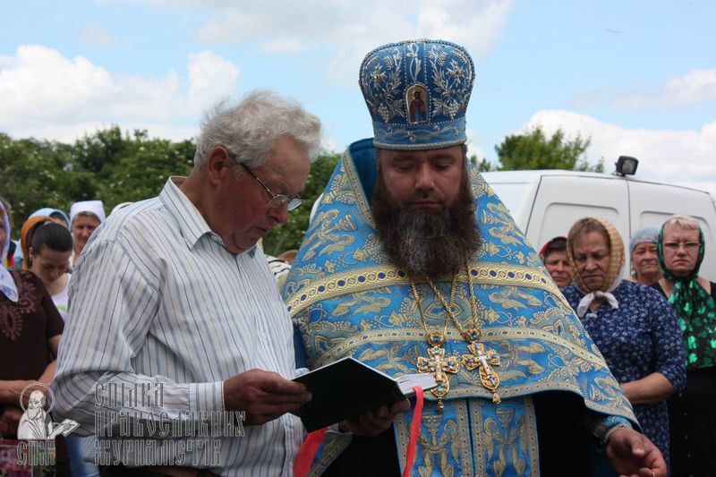 В селе, где отобрали церковь, верующие УПЦ за год построили огромный храм фото 3