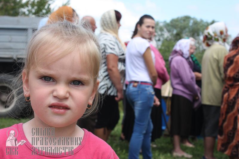 У селі, де відібрали церкву, віряни УПЦ майже за рік збудували величезний храм фото 2