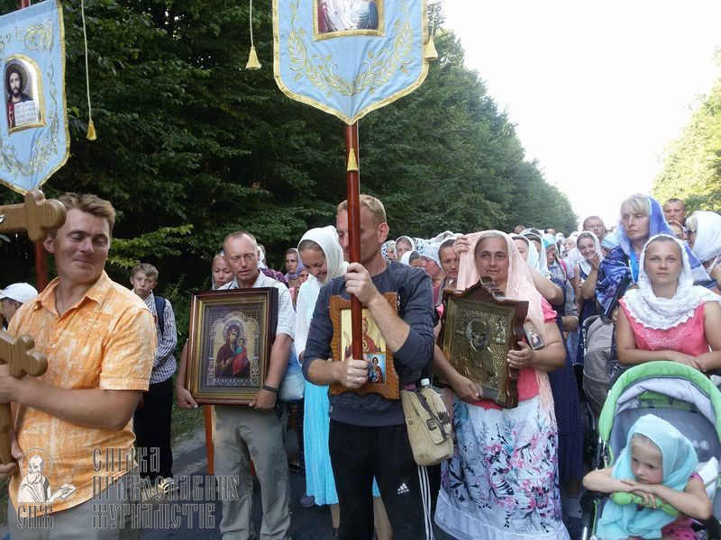 І п’ятимісячні, і 80-річні: тисячі хрестоходців прийшли до Почаїва фото 3